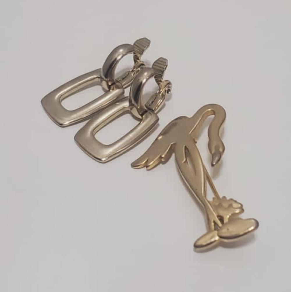 Square Gold Tone Shiny ClipOn Dangle Drop Earrings/ Flamingo Bird Brooch🌴